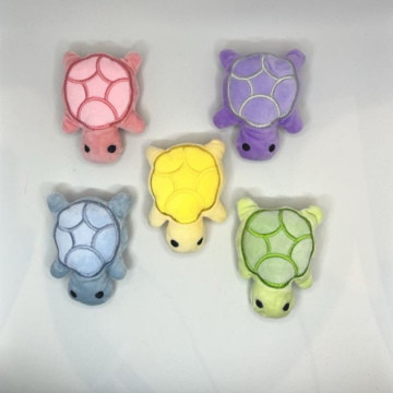 Mini peluche tortue siffleur